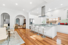 Family Beach House - spacious w yard AC car space, Sydney